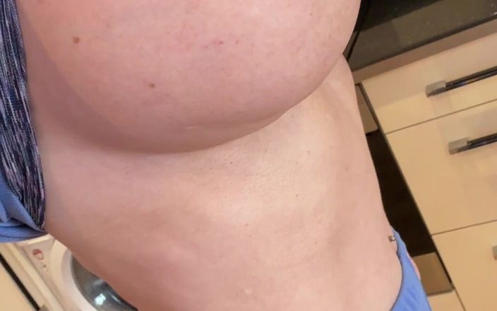 Sophie James: Senin milf aku nunjuk kamu pengen di balik bajuku