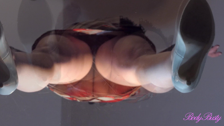 Bodybusty: Tarian bengkung panas tanpa seluar dalam