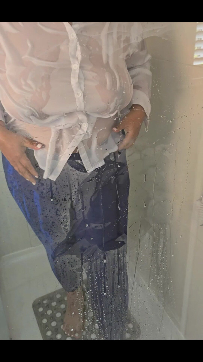 Slutty Ms B: Witte satijnen blouse douche
