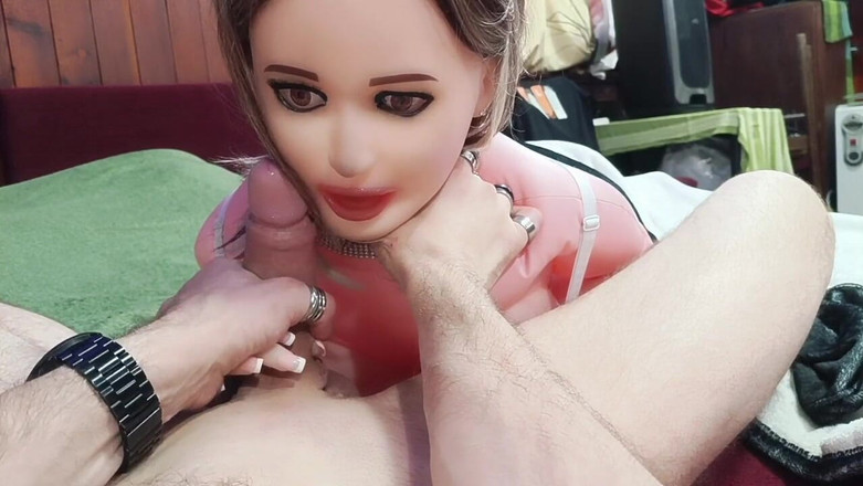 kickerscooter: Preciosa muñeca chupa polla