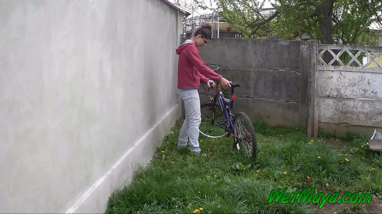 Wet Maya: Mijando no quintal em um dia frio, e saindo em...