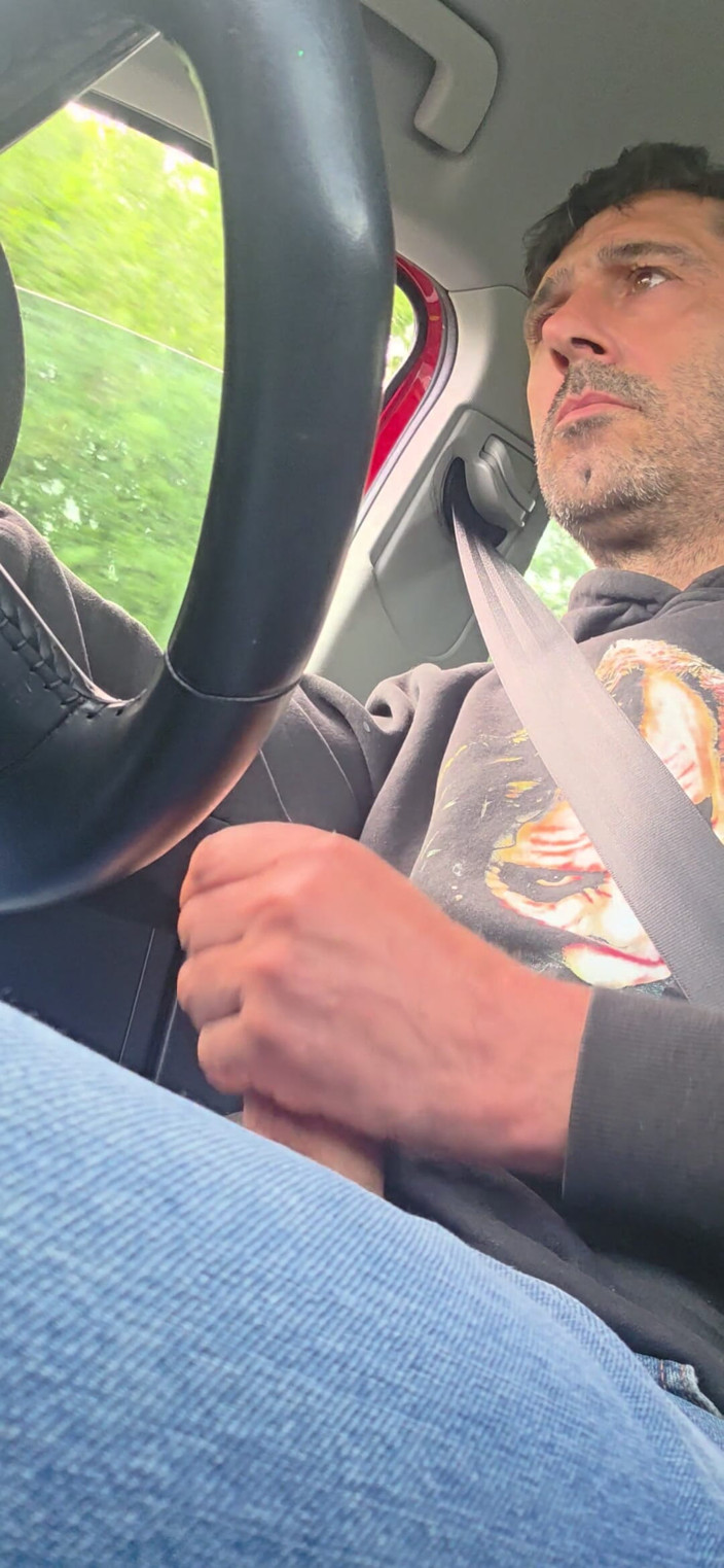 Crx2: Cowok sange ini masturbasi sambil nyetir mobil, dia hampir kepergok...