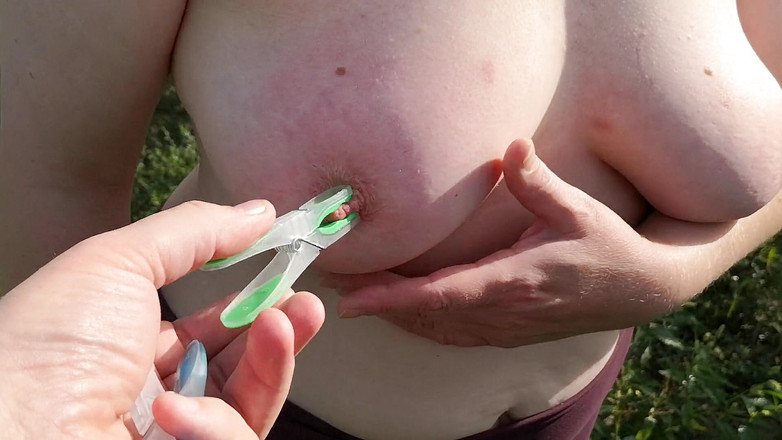 Bouncy Tits Action: 私のおっぱいをクランプし、トウモロコシ畑でそれを叩きます