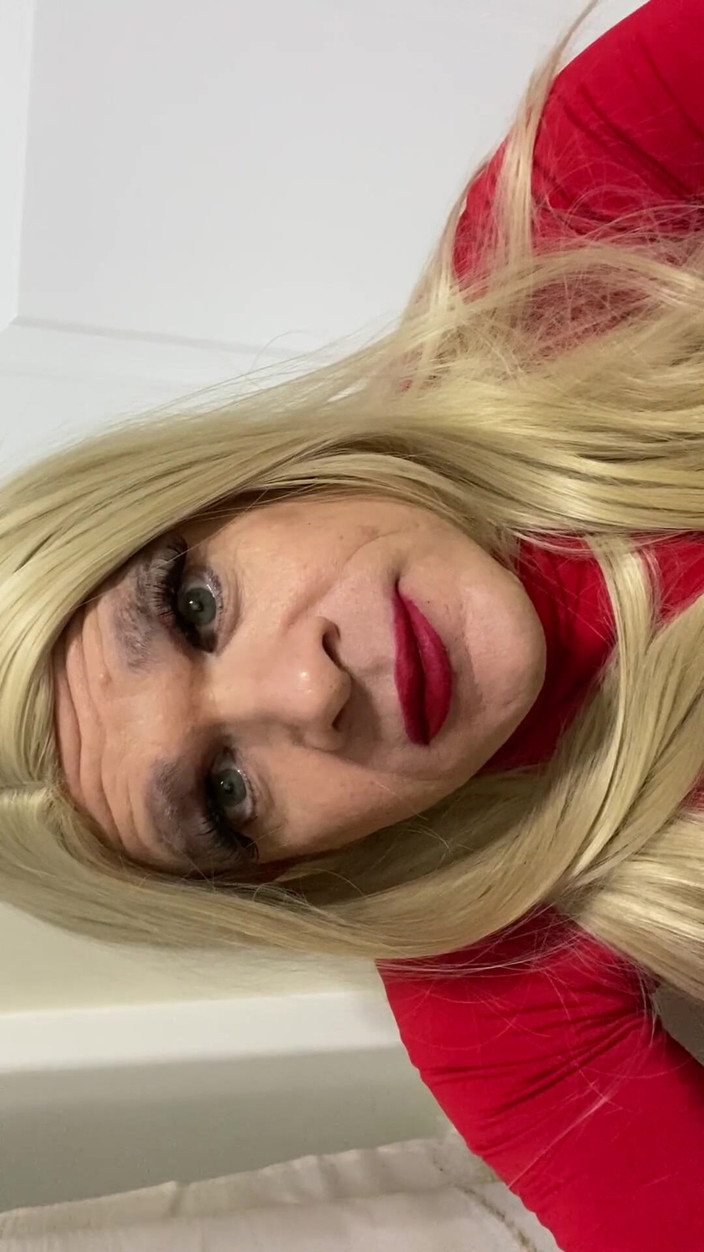 MadisonCD2025: Une tapette travestie dégouline de sperme et de goût puis...