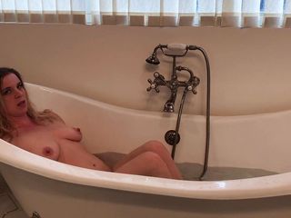 Erin Electra: Erin Sph在浴缸里