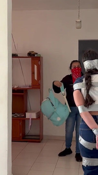 Fantasierende 18-jährige von maskierter MILf geklebt und geknebelt