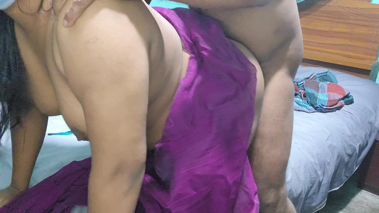 Akhi moni: Секс-видео дези в деревне