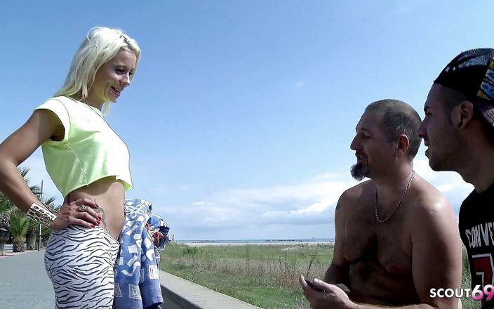 Full porn collection: Отчим и друг трахают возбужденную юную блондинку Louana в задницу на пляже