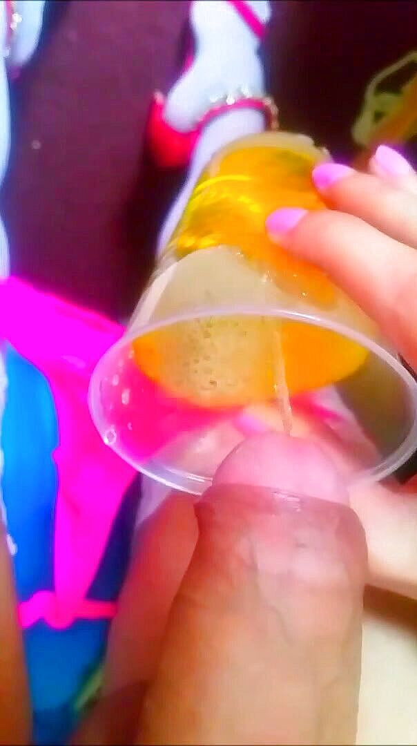 KittyHot: बहिन अपनी लड़की के लंड के साथ खेल रही है और कप में पेशाब कर रही है