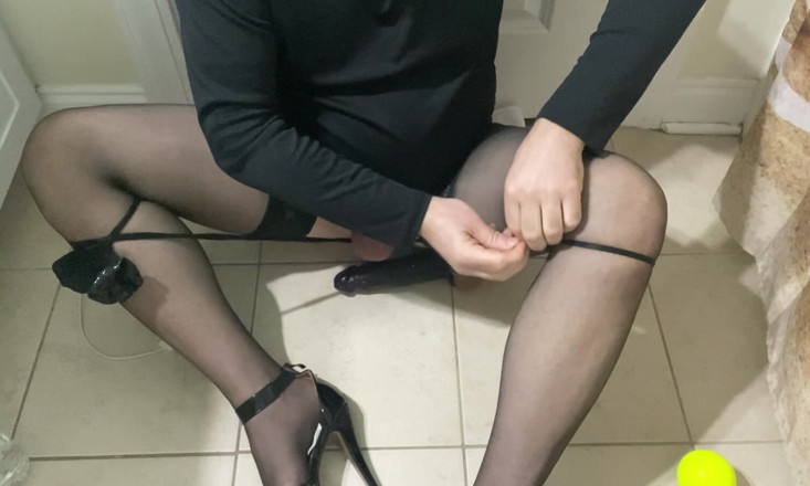 MadisonCD2025: Amatör sissy femboy Crossdresser knyter bollar och kuk med strumpor