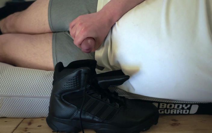 SmellySneakerSniffer: Wytrysk na moje buty Adidas Gsg 9