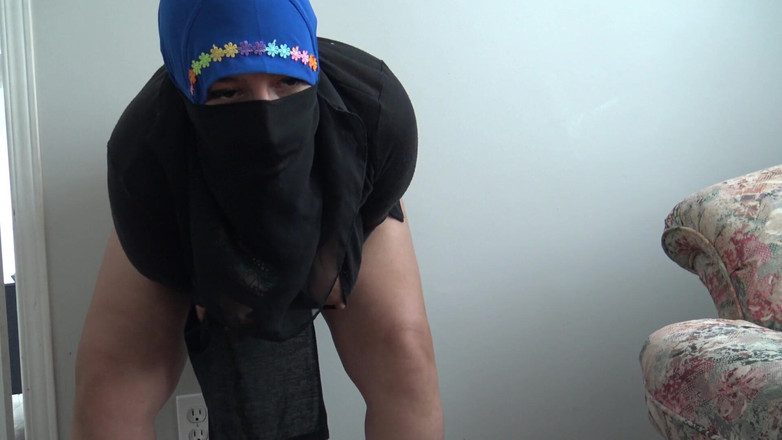 Souzan Halabi: Curvă musulmană pasionată de spermă în voală hijab suge pula
