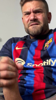 Chàng trai Tây Ban Nha điển trai thủ dâm trong chiếc áo Barça