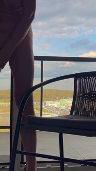 Balkon terbuka lebar - masturbasi solo