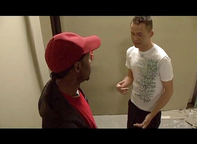 Bareback TV: Negru își fute curva albă fără prezervativ