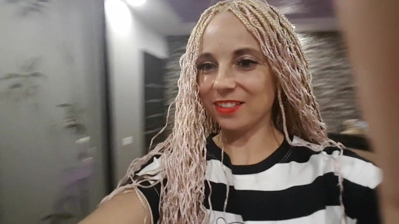 LarisaCum: Guarda le mie nuove trecce e il mio sexy rossetto...