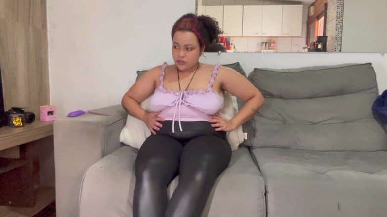 Cutiepiie Chubby: Awek montel Peri0d Kentut Pada Bingkap Berkilas Semasa Menonton TV