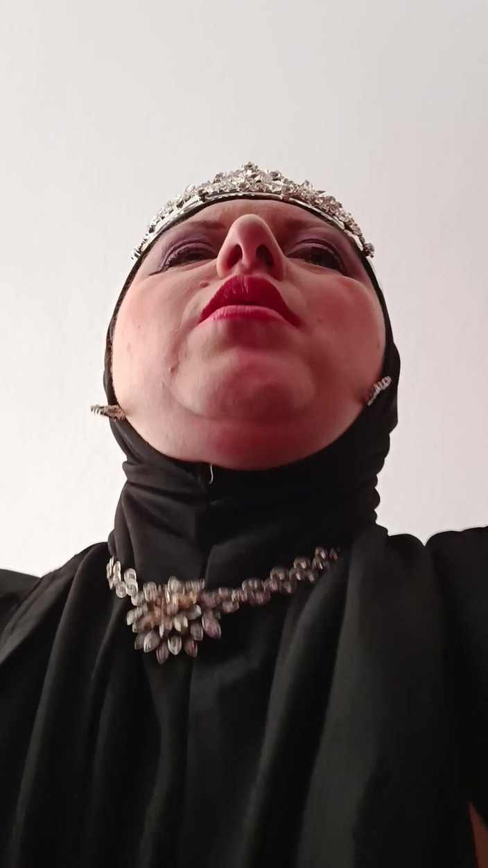 Asisa_oz: Saya membantu teman saya yang sakit menghias pohon Natal