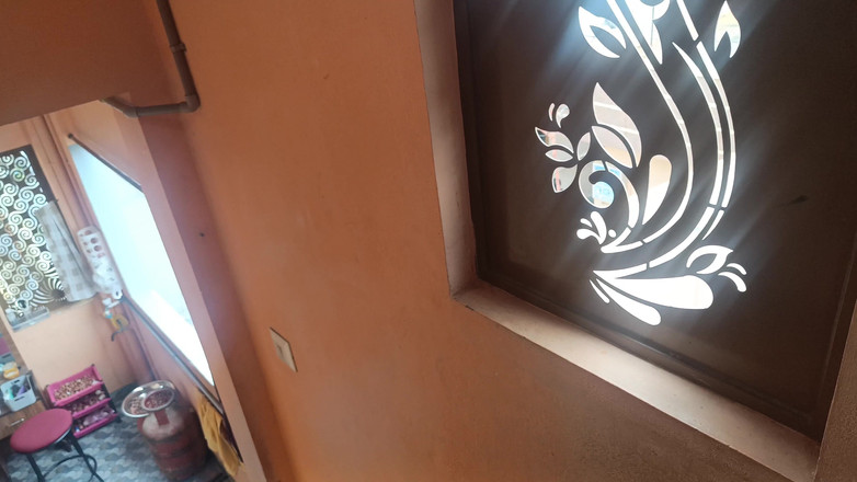 Pushpa studio: 楼梯上的出轨家庭主妇浪漫