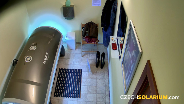 Czech Solarium: Tsjechisch Solarium 44: slanke jonge vrouw pronkt naakt in het solarium