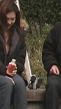 Dojrzała brunetka MILF flirtuje dziko ze Szczęśliwym Nieznajomym na zewnątrz