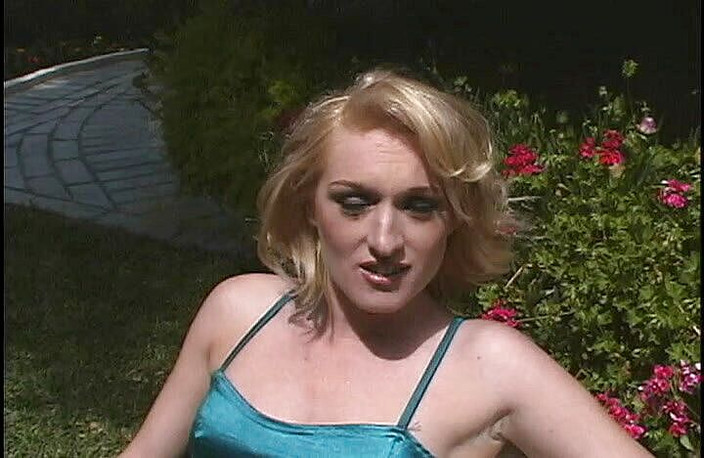 Cryptostudios: Bionda moglie traditrice fa pompino al suo giardiniere mentre suo...