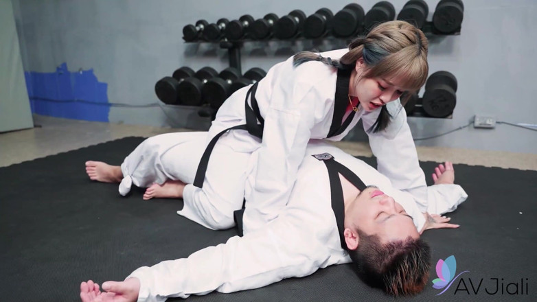 AV Jiali: สาวหีโหดเย็ดอาจารย์คาราเต้ใน dojo