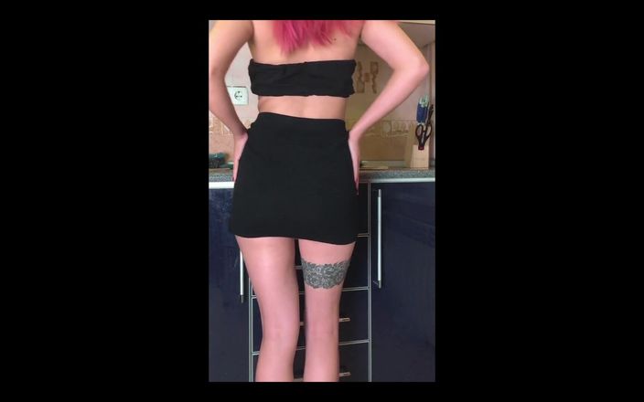 AnGelya G: Une belle fille aux cheveux roses se masturbe la chatte...