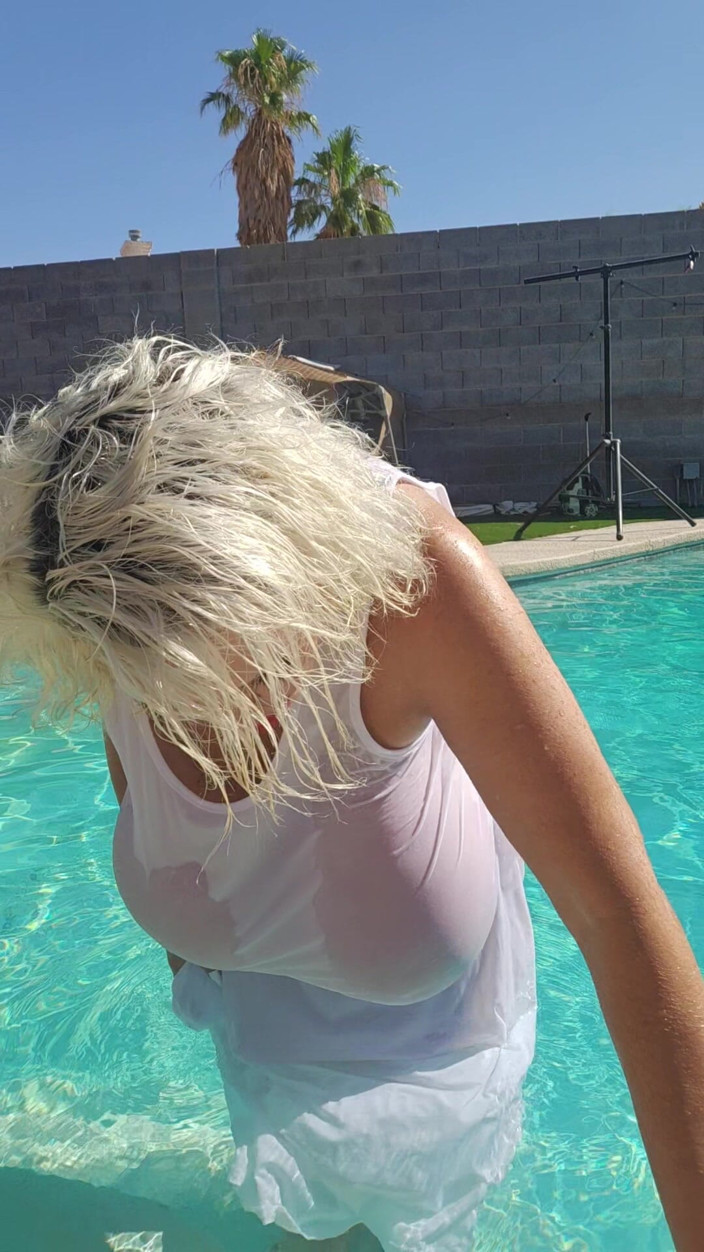 Claudia Marie: Gordo bimbo en la piscina