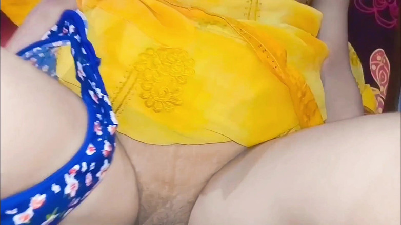 Janvibhabhii: Kocamın yokluğunda, kendimi üvey kayınpederime teslim ettim ve amcığımdaki ateşi söndürdüm.