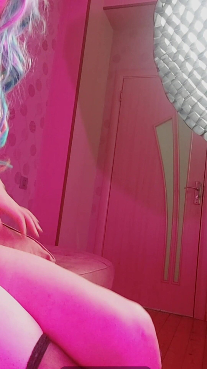 Kitty_Cross: Velký zadek hezká femboy v dark pinky ambiance oblékání jejích...