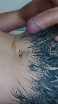Un jeune latino se masturbe et jouit en masse