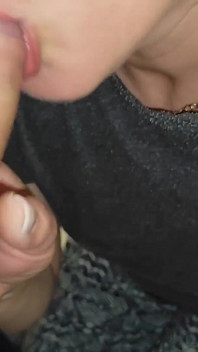 Undergiven styvmamma mogen MILf hennes styvson s hans kuk och sväljer hans sperma
