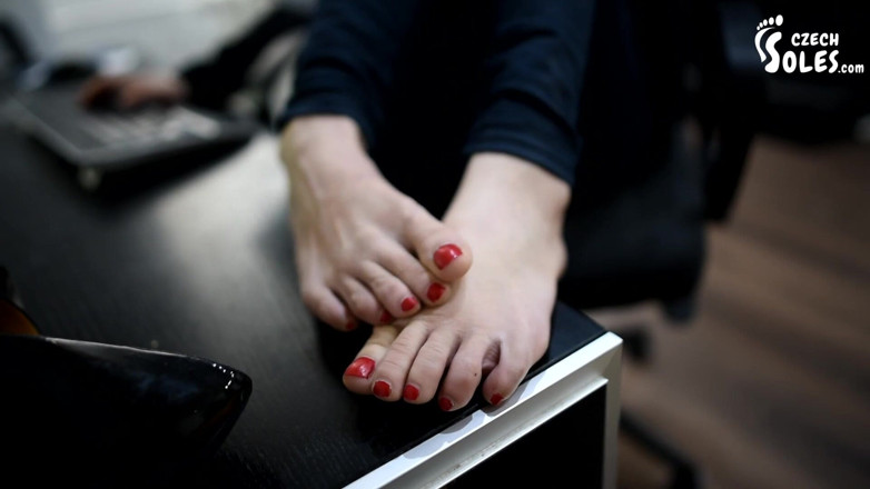 Czech Soles - foot fetish content: เท้าเซ็กซี่ของสาวออฟฟิศ