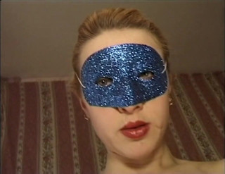 My porn family: Maskovaná kočička s velkými prsy masturbuje a má sexuální hračky...