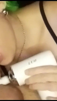 Aftrekken met een massager en melk doorslikken