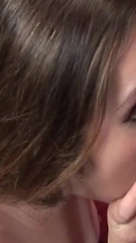 Grijnsende schatje daagt haar grote zwarte lul vriendje uit om haar druipend nat te laten zonder klaarkomen in het gezicht.
