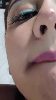 Ich steckt mehrere dildos in ihre muschi und ihren arsch