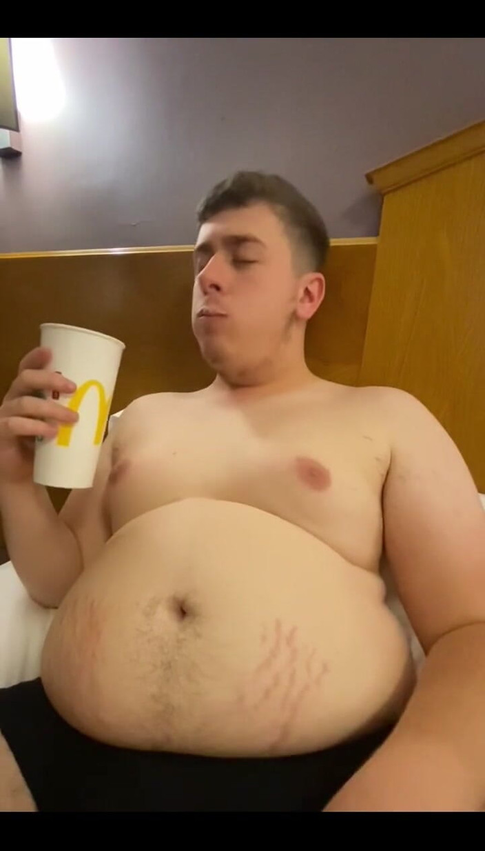 Twunkletoes: Mcdonald's'ını domuz gibi besliyorum