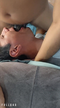 Short: Nedýchal, Jen Nechal Černý Penis Projít Hrdlem