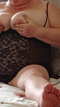 Sousedka s velkým zadkem, chlupatá kunda a obrovská prsa zinscenována sexuální show
