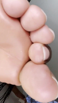 I Suoi Enormi Piedi Oscilla La Faccia