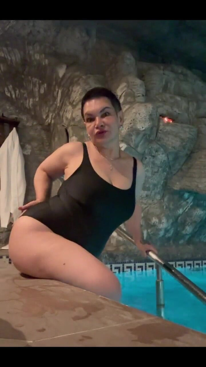 KarmenMilf: V bazénu