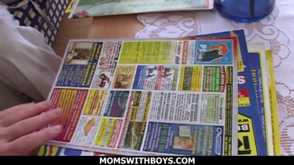 Moms With Boys: Reife blondine & brünette im anal-dreier
