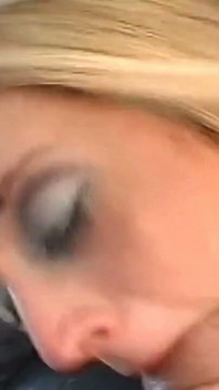 O matură sexy blondă este futută adânc cu degetele în pizda ei înmuiată