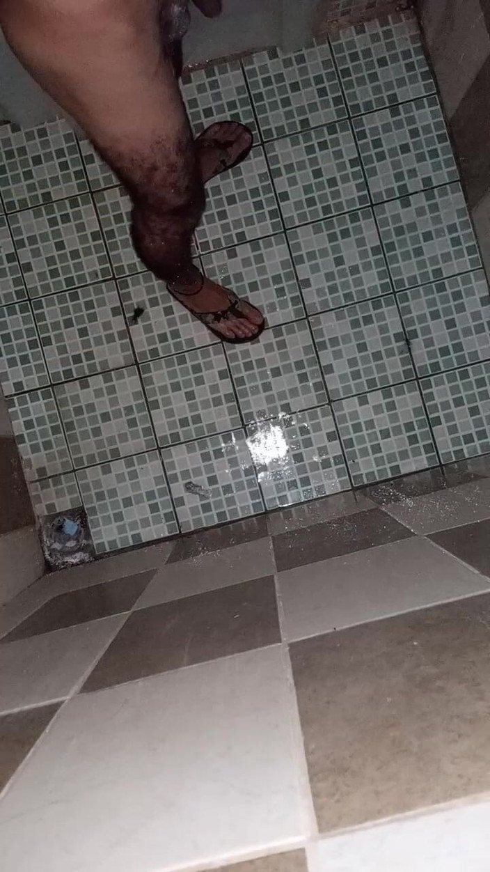 Cute boy jerks off: Chlapec si holí koule a masturbuje