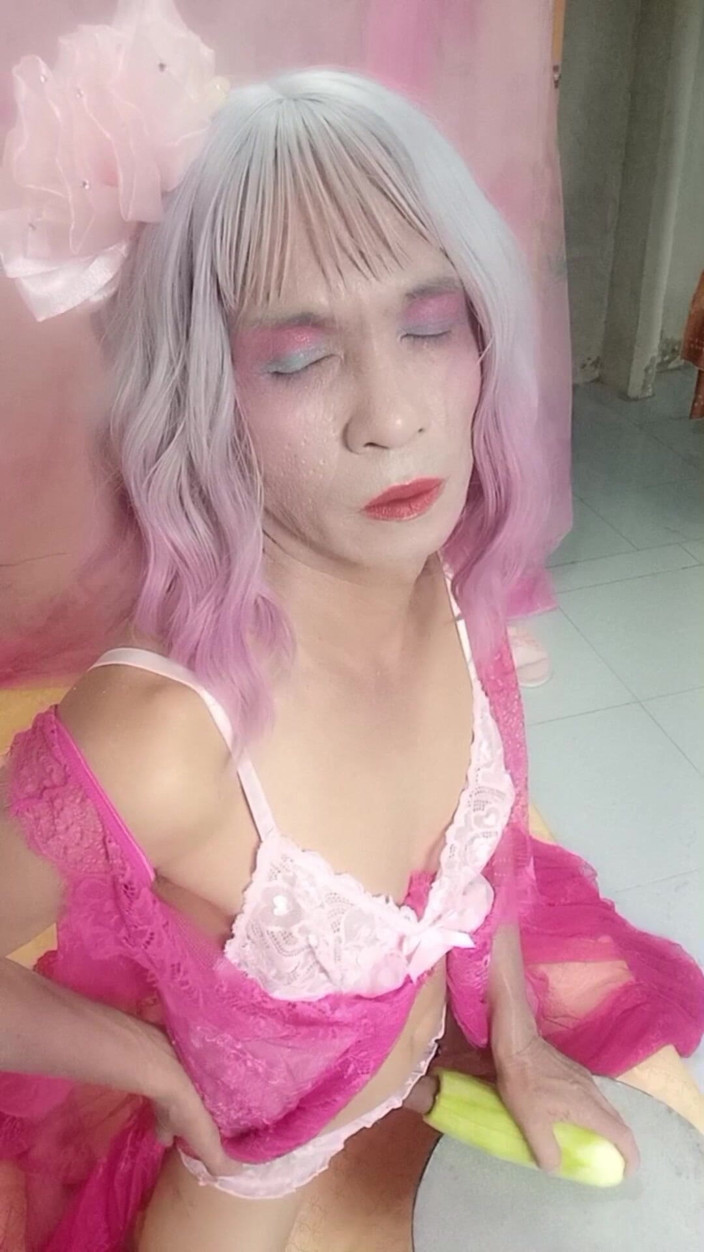 nguyen dang thien tri: La transgénero Oanh Le usa un vestido sexy y se...