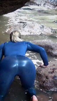 Costum umed joi și frecare de cauciuc lângă mare