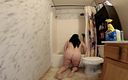 Sexy NEBBW: Велика товста домогосподарка з блідою дупою прибирає ванну кімнату