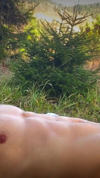 Дуже пристрасний секс двох дикунів у лісі — твінк отримує величезний секс і гарячий у роті
